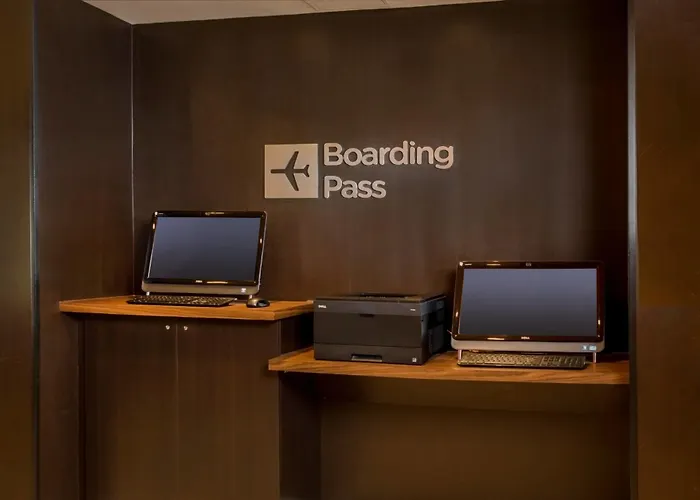 Hotel Courtyard By Marriott Airport Coliseum 3*