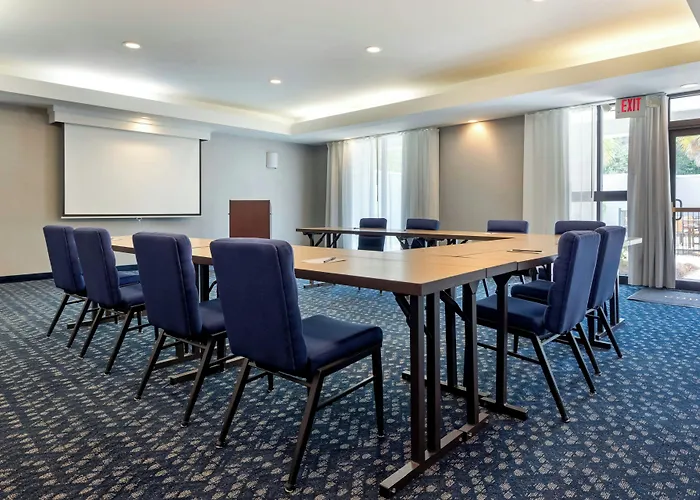 Hotel Courtyard By Marriott Airport Coliseum 3*